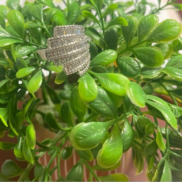 Exquisite Baguette Ring - Picture 3 of 5